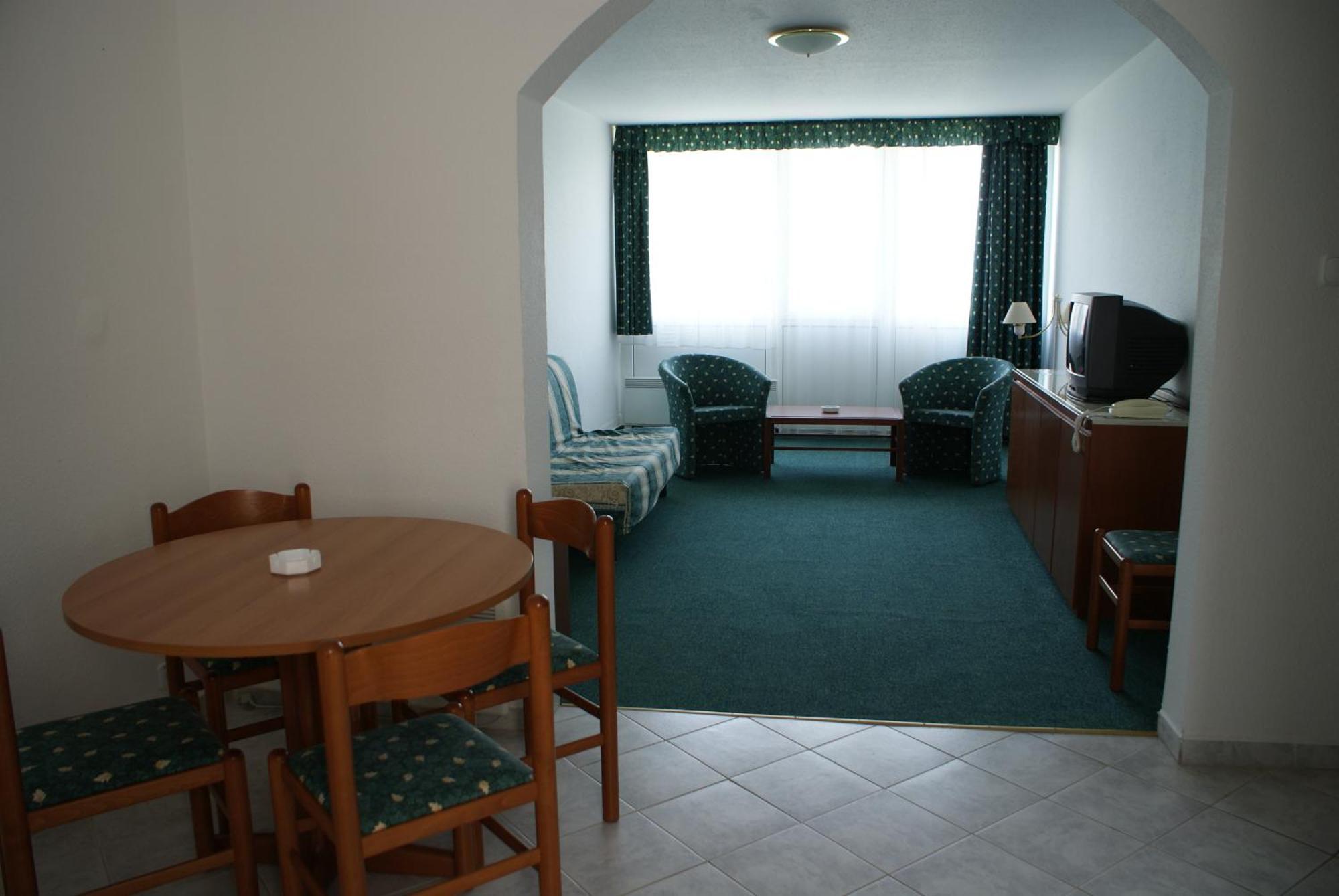 Riviera Park Hotel Balatonföldvár Buitenkant foto
