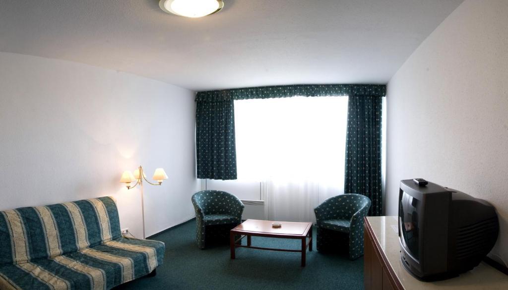 Riviera Park Hotel Balatonföldvár Buitenkant foto